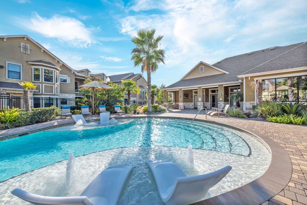 Avenues at Tuscan Lakes-LeagueCityTX-pool-lounges